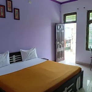 Hotel Varuna Palace , Near Mandir & Ghat's